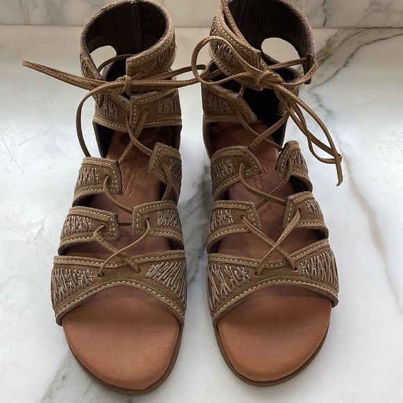 Gentle Souls by Kenneth Cole in collab with Urban Zen Donna Karen/Gladiators - Picture 5 of 11